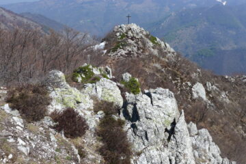 Dalla vera cima del Ciapè la croce poco sotto
