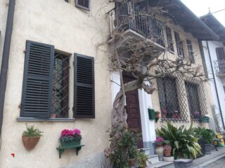 Una casa di piazzetta Vittorio Veneto, nel centro storico di Sciolze.