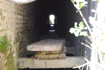 Il sottopassaggio in mattoni sotto il Canale Cavour, in sponda destra sulla strada per le Benne