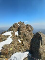 Cresta quasi completamente pulita, ma a comunque a tratti innevata.