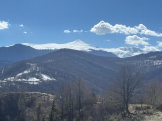 La vetta dalla strada (contro il cielo il crinale che seguiremo)