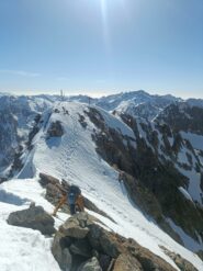 Vetta est vista dalla vetta ovest, si raggiungono bene entrambe.