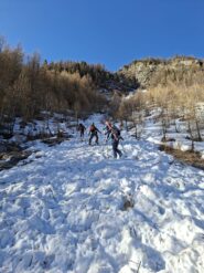 canalino innevato, procedere sui bordi oppure in mezzo con i ramponi