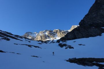 Si tiene il centro del vallone, passando sotto i Bric Rossi (solo con neve stabile!)