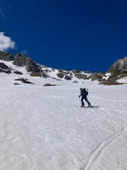 risalendo i ripidi canalini