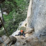 In arrivo alla splendida sosta su ginepro gigante, tiro di 6c+