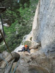 In arrivo alla splendida sosta su ginepro gigante, tiro di 6c+