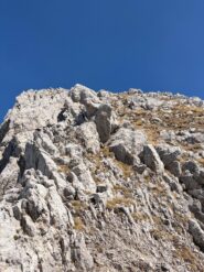 Il tratto di roccette finali che conduce in cima, assenza di neve!