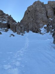 La bella traccia che si incunea alla sinistra della bastionata rocciosa