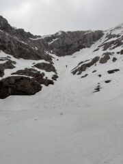 la biforcazione del canale: a sx si va per l'uscita classica, a dx si viene fuori piu' a monte (piu' ripido)