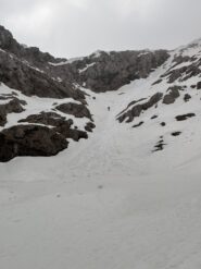 la biforcazione del canale: a sx si va per l'uscita classica, a dx si viene fuori piu' a monte (piu' ripido)