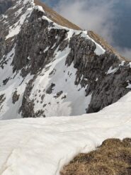 Dalla cresta est fotografo 2 alpinisti sul traverso...sotto un bel salto!