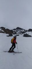 In discesa con alle spalle il Corno del Camoscio
