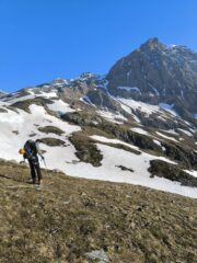 primi tratti con gli sci ai piedi con qualche passaggio erboso