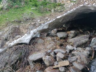 si passa nella grotta (a vostro rischio..)