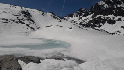il lago Losere in fase di scongelamento..