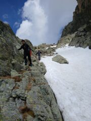 discesa nella gola delle Forciolline tra rocce e neve