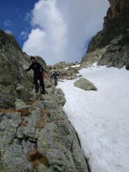 discesa nella gola delle Forciolline tra rocce e neve