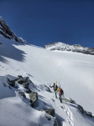 Qui rimettiamo gli sci per risalire il Glacier d'Arnas