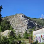 La parete arrivati all'ingresso della Cava, si nota bene la grossa frana nella parte sx