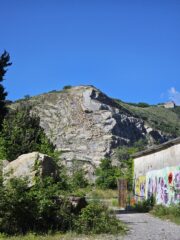 La parete arrivati all'ingresso della Cava, si nota bene la grossa frana nella parte sx