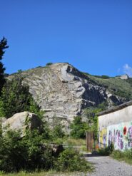 La parete arrivati all'ingresso della Cava, si nota bene la grossa frana nella parte sx