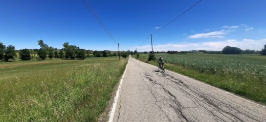 I tratti su asfalto lungo stradine prive di traffico