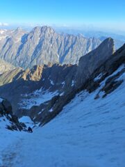 Nel primo tratto di canale sopra il nevaio, con Matto, Corno Stella e Monviso a controllare