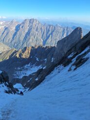 Nel primo tratto di canale sopra il nevaio, con Matto, Corno Stella e Monviso a controllare