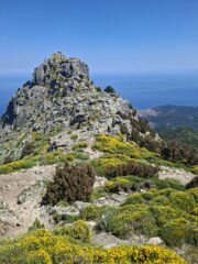 Il colletto e la cima che precede la punta