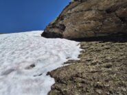 Passaggio stretto tra neve e  roccia sotto la dorsale 