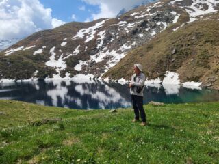 lago con poca neve sui bordi
