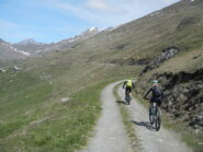 sterrato a mezza costa in direzione dell'Alpe Chiet