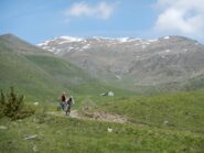 discesa verso lo sterrato per la chiusura dell'anello