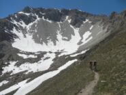 la bella conca alla base del versante est della Punta Clotesse