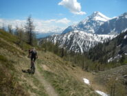 discesa con panorama verso il Monte Chaberton e la Punta Gardiol