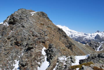 La vetta vista dall’anticima, con la crestina innevata che non ho passato