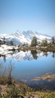 Primo piano del lago e delle Levanne