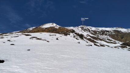  Tratto innevato che porta all'anticima.