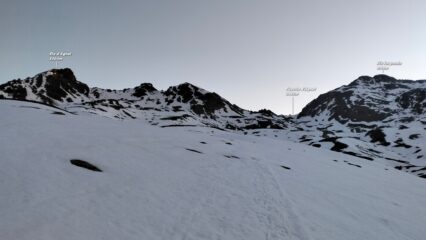 Arriva l'alba quando sono oramai alla Fuorcla d'Agnel.