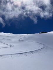 La neve strepitosa della parte superiore 