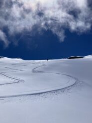 La neve strepitosa della parte superiore 
