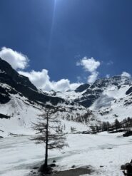Le tre bastionate dal lago di Arpy .