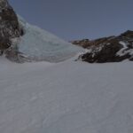 Si può sfruttare il canalino a dx, un po' pericoloso ma facile. Il ghiaccio è brutto, ma anche la neve è profonda... a voi la scelta 