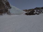 Si può sfruttare il canalino a dx, un po' pericoloso ma facile. Il ghiaccio è brutto, ma anche la neve è profonda... a voi la scelta 