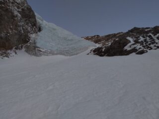 Si può sfruttare il canalino a dx, un po' pericoloso ma facile. Il ghiaccio è brutto, ma anche la neve è profonda... a voi la scelta 
