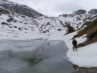 Costeggiando il lago Biecai