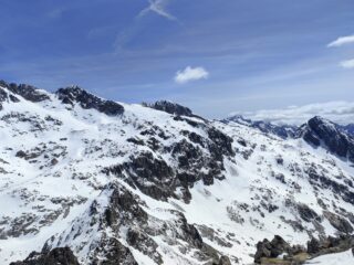 A destra vallone di discesa (Francia) dopo essere scesi dalla Ghilié. Al centro la normale