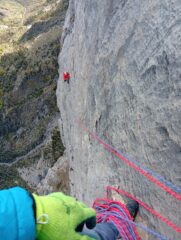 In sosta al 6b+ sommitale, una placca commovente