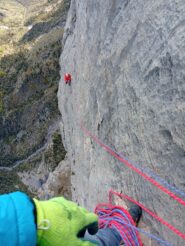In sosta al 6b+ sommitale, una placca commovente